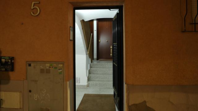 Imagen de la puerta del bloque donde ocurrieron los hechos.