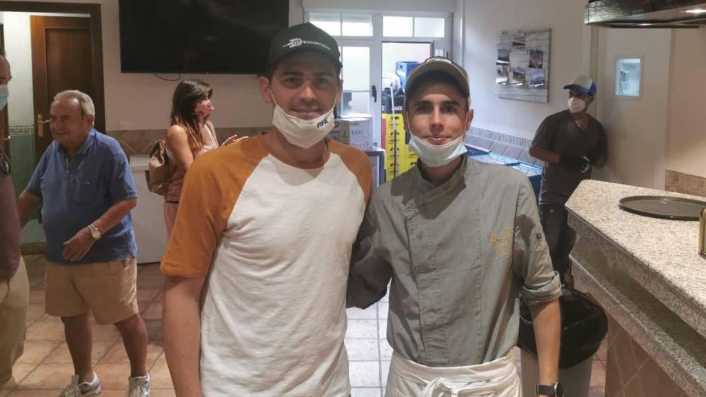 Iker Casillas con su primo Diego en el restaurante 'Casillas'.