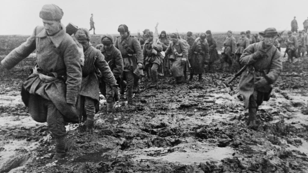 Soldados del Ejército Rojo marchan sobre Odesa para reconquistar la ciudad en 1944.