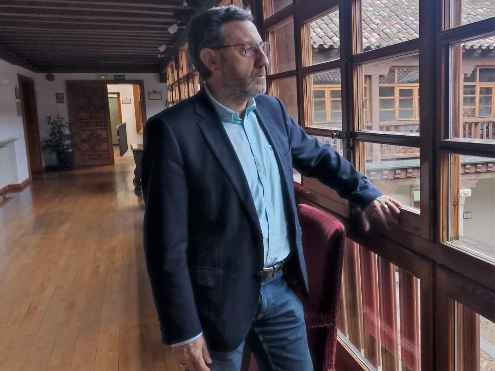 Francisco Ferreira, portavoz del PSOE, en el patio de la Diputación provincial