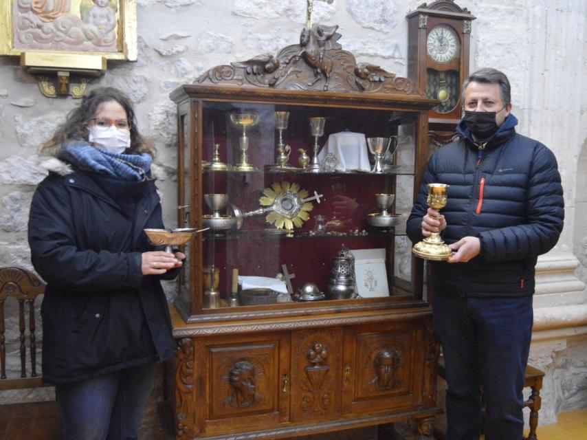 La restauradora Cristina Torinos y el párroco de Cigales, José Alfredo Lanchero