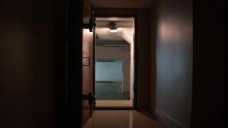 Pasillo de acceso al refugio desde el hotel.