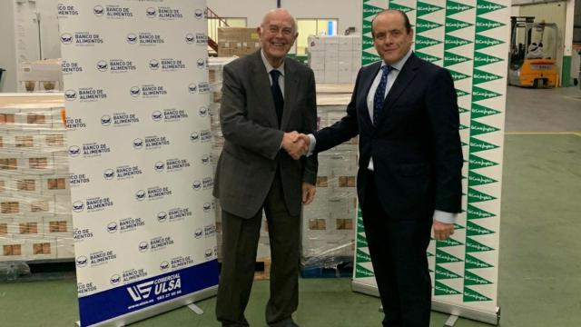 Jesús Mediavilla, del Banco de Alimento y  José Antonio Lobato, director de comunicación de El Corte Inglés