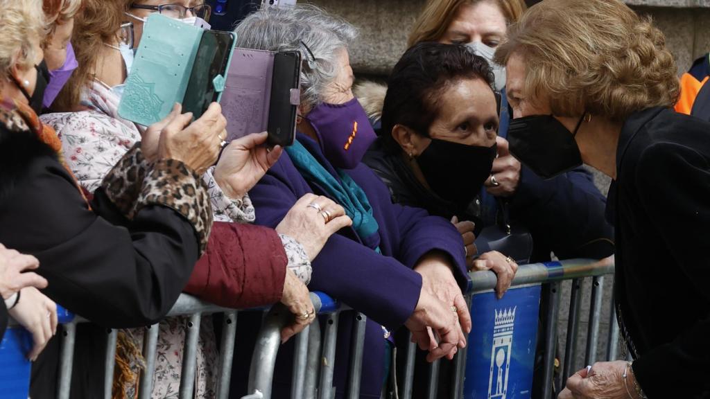 La emérita ha sido vitoreada a su llegada al templo religioso.