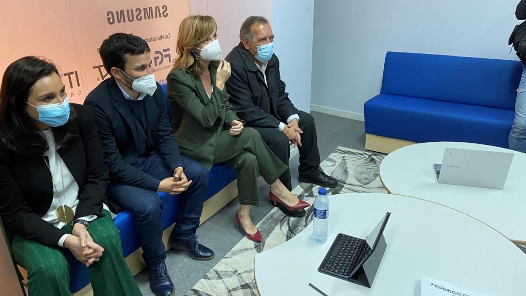 La ministra y el consejero de Educación valenciano -ambos en el centro-, en el Aula de Futuro.