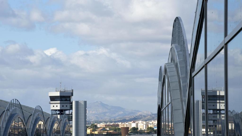 Fachada de las actuales instalaciones del aeropuerto de Alicante-Elche.