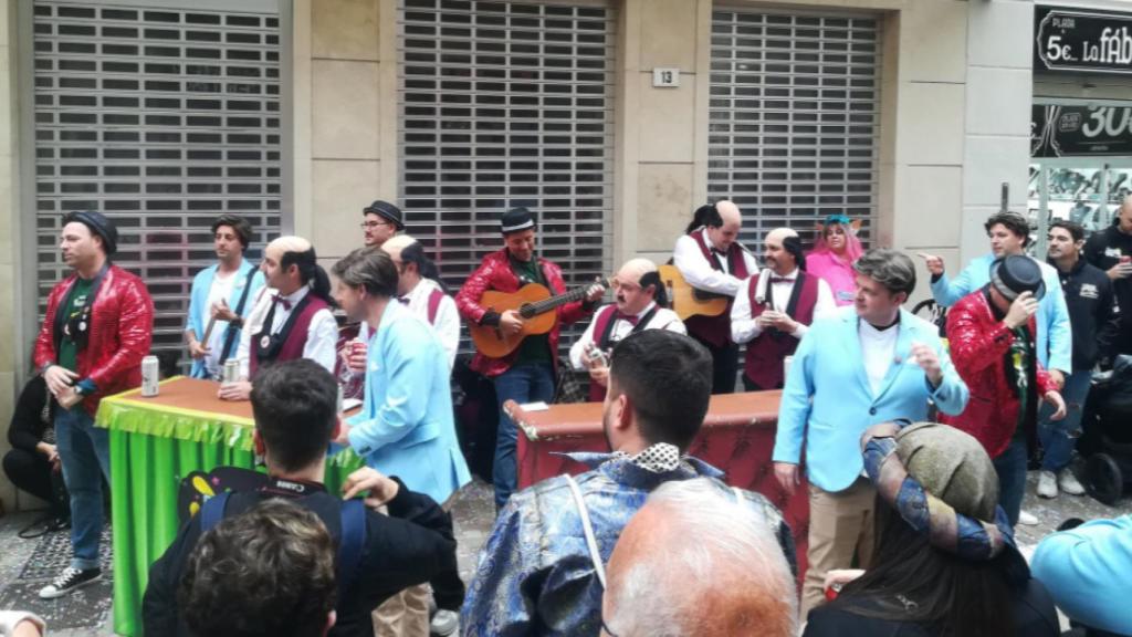 'De bar en peor', en la calle.