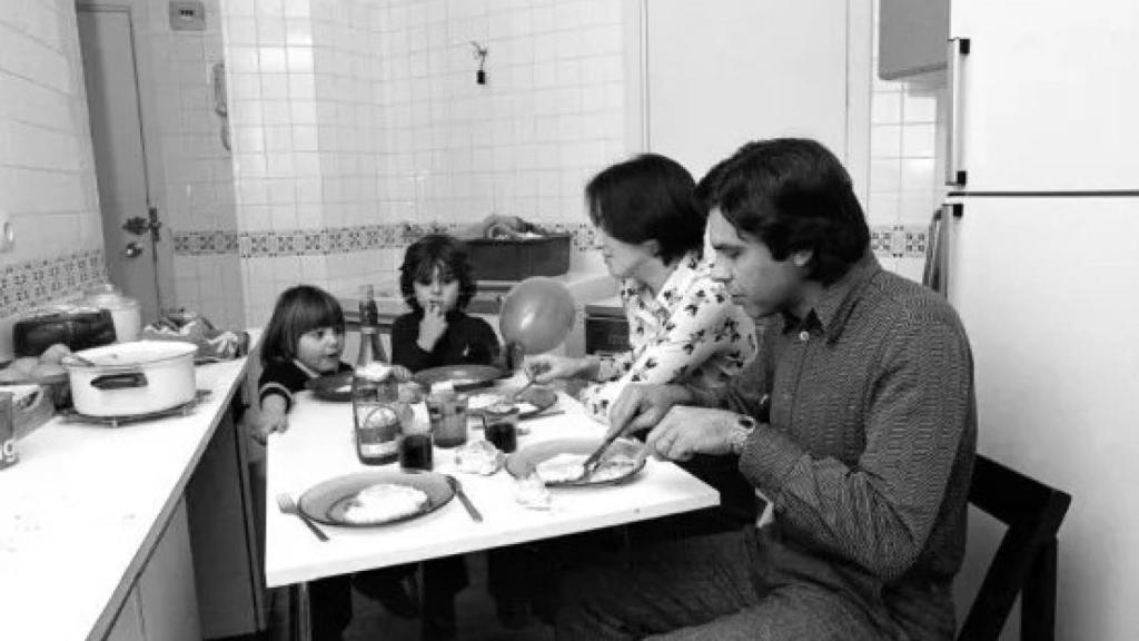 González cenando su esposa Carmen Romero y sus hijos en el piso de la calle Pez Volador.