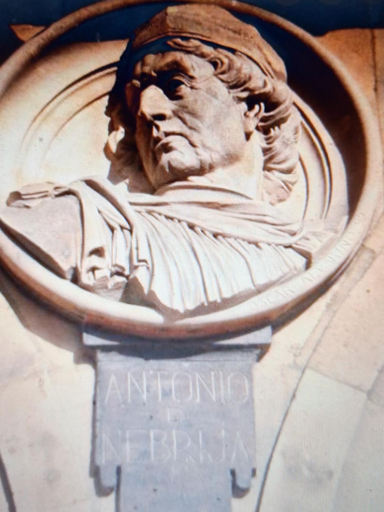 Medallón de Elio Antonio de Lebrija en la Plaza Mayor de Salamanca