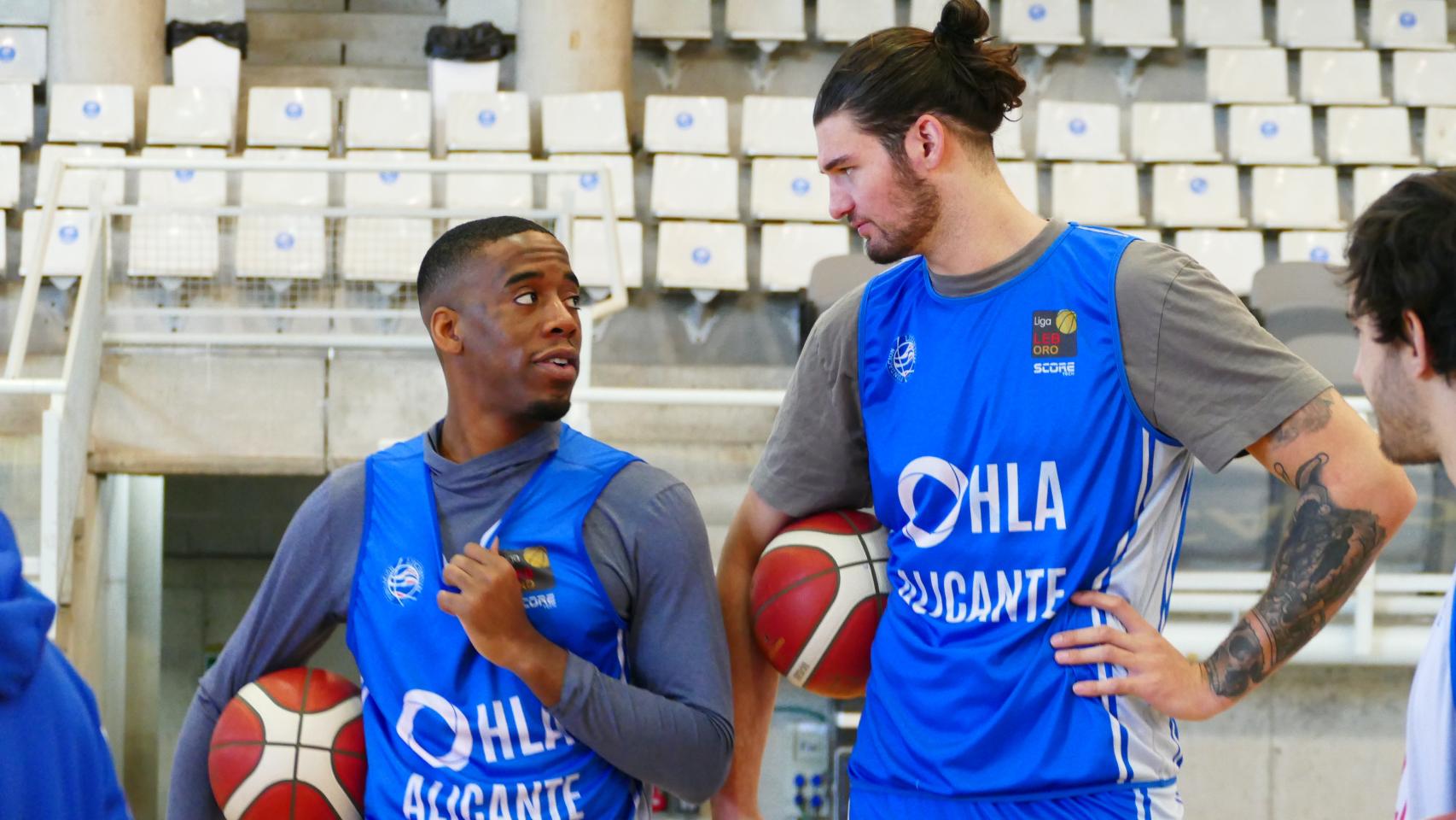 Zaid Hearts (izquierda), junto a sus nuevos compañeros en Alicante.