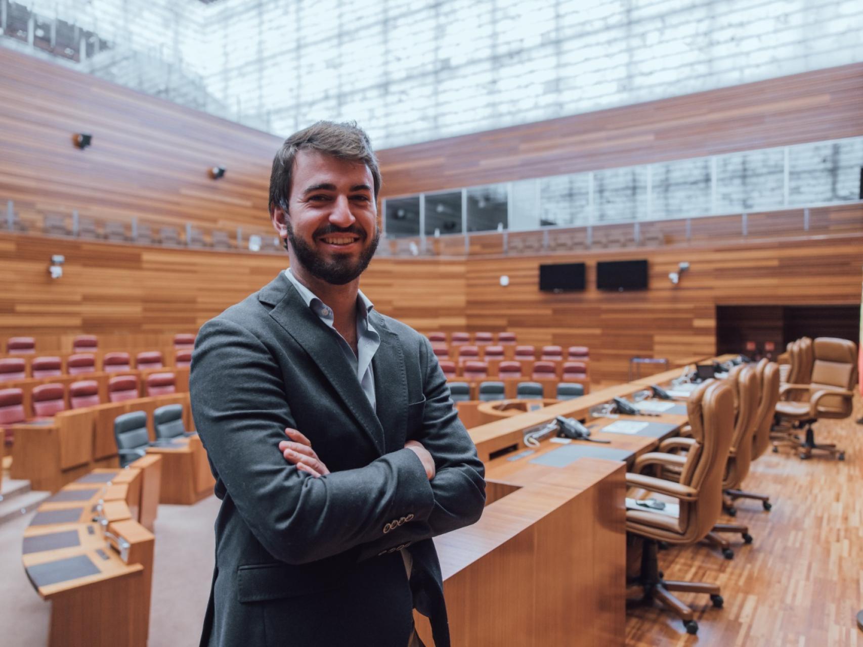 El candidato de Vox, Juan García-Gallardo, en el hemiciclo de las Cortes de Castilla y León