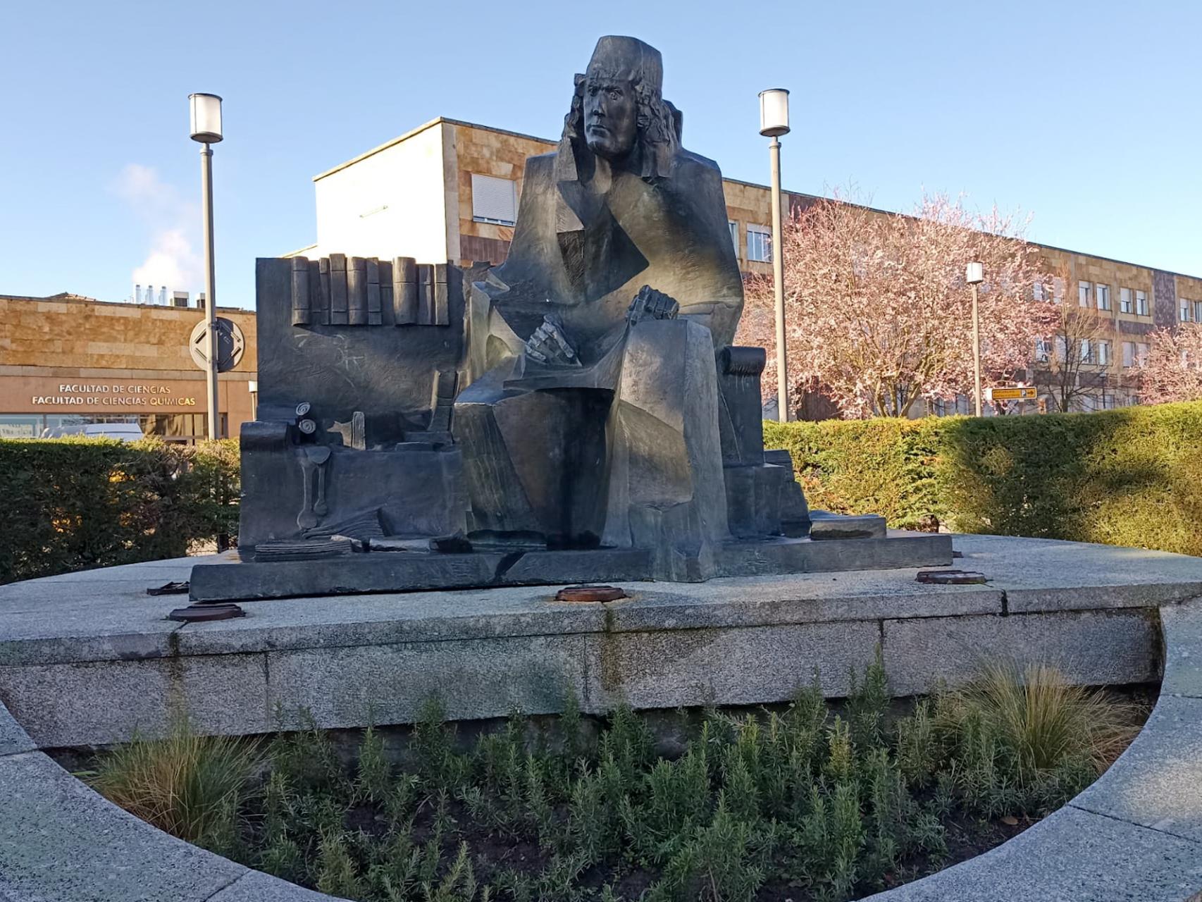 Monumento a Antonio de Nebrija en el Campus de Ciencias de la Universidad de Salamanca