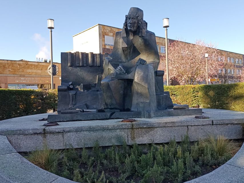 Monumento a Antonio de Nebrija en el Campus de Ciencias de la Universidad de Salamanca