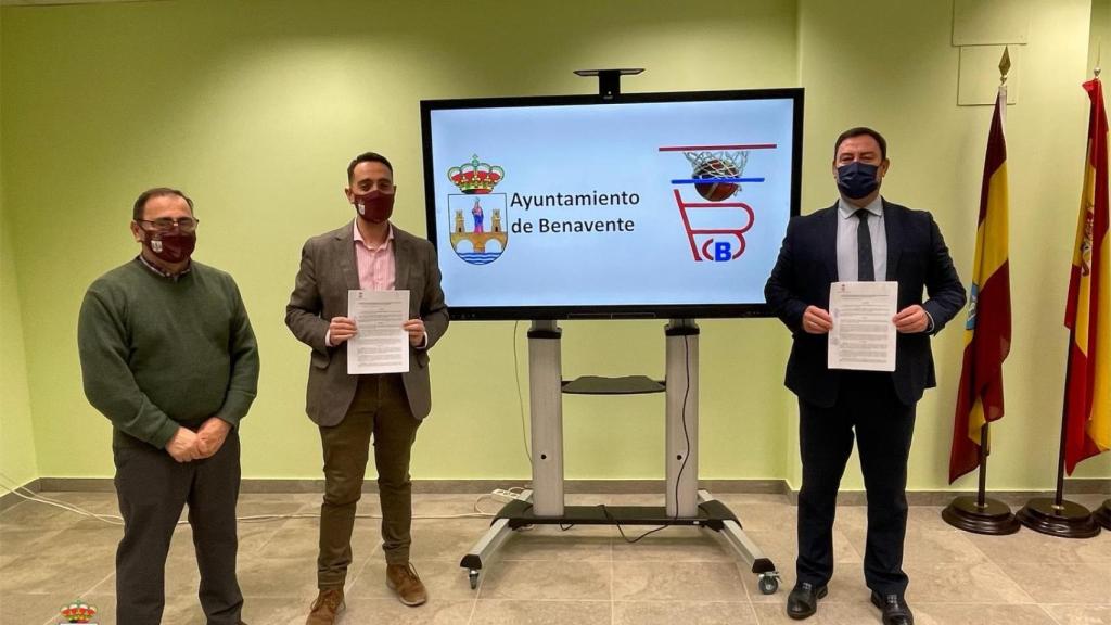 Firma del convenio con el Club Deportivo Benavente Baloncesto