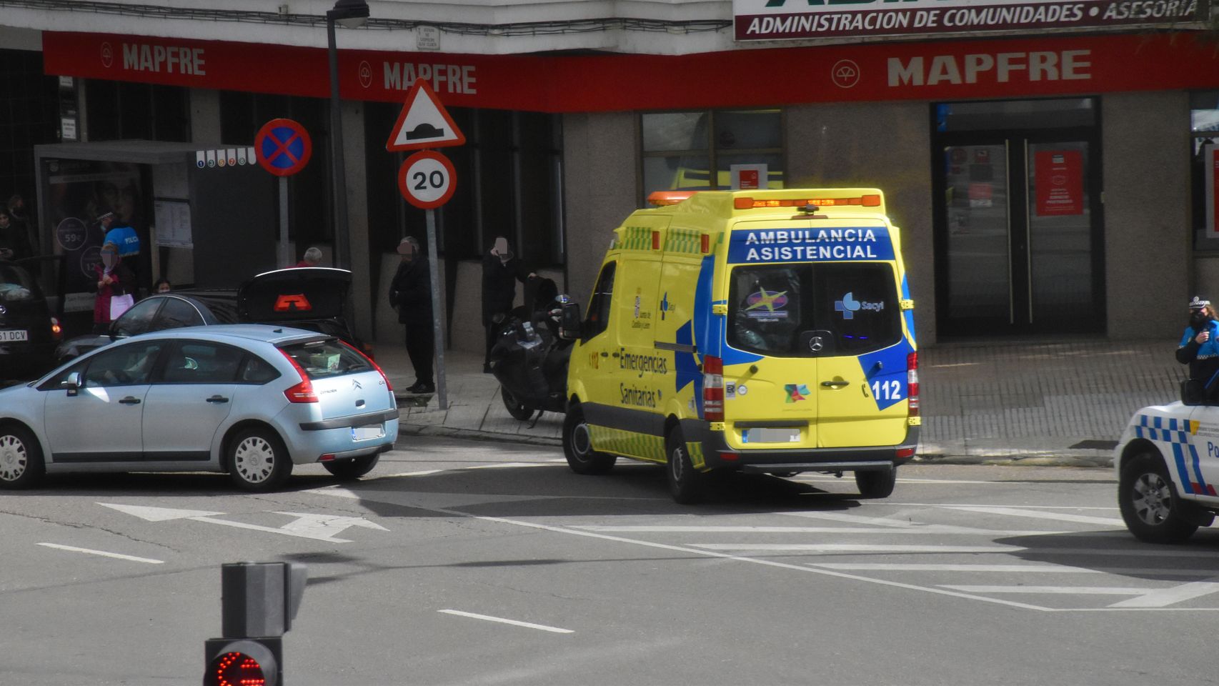 Una ambulancia en La Marina