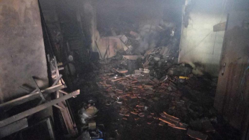 El fuego calcina el interior de una fragua en Villaescusa