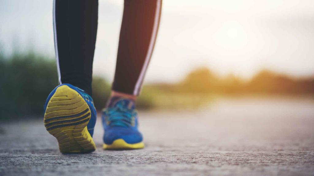 Una persona camina con deportivas.