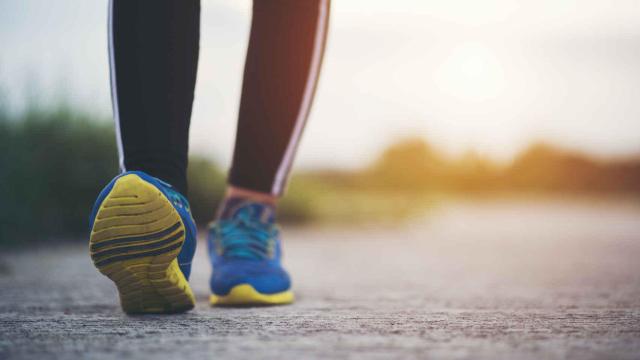 Una persona camina con deportivas.