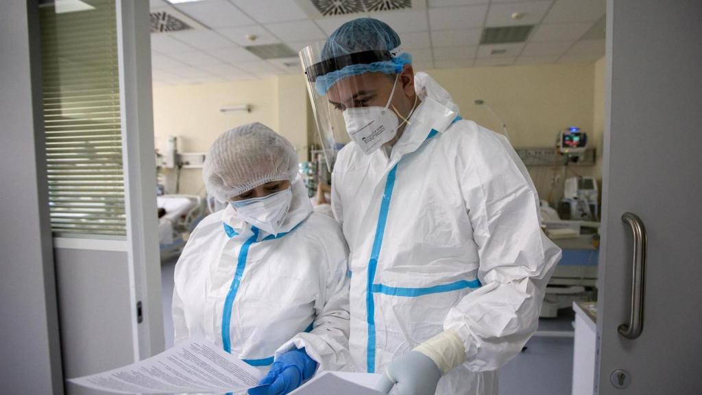 Médicos estudian los efectos del coronavirus y sus variantes.