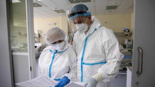 Médicos estudian los efectos del coronavirus y sus variantes.