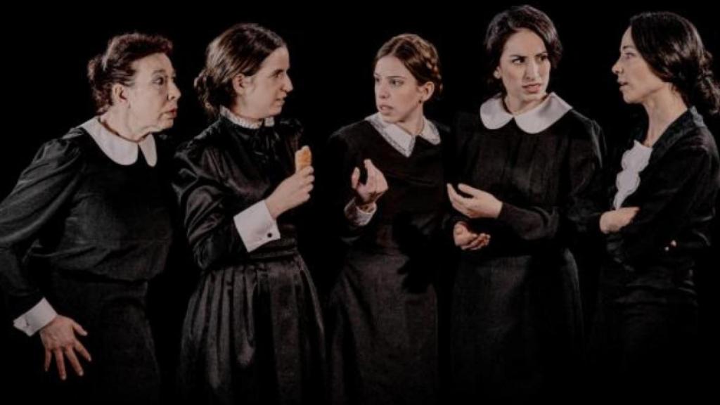 María Álvarez, Carolina Rubio, Clara Cabrera, Paula Iwasaki y Elisabet Altube en la obra 'Tea Rooms'. Foto: Marcos Gpunto