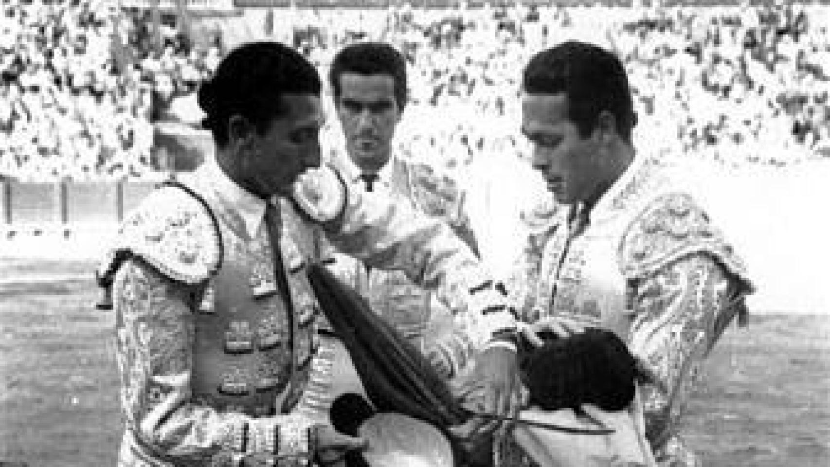 Manuel Amador, a la izquierda, durante su alternativa en la Maestranza de Sevilla.