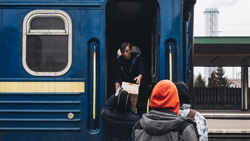 Un hombre saca provisiones de un tren en Kiev (Ucrania).
