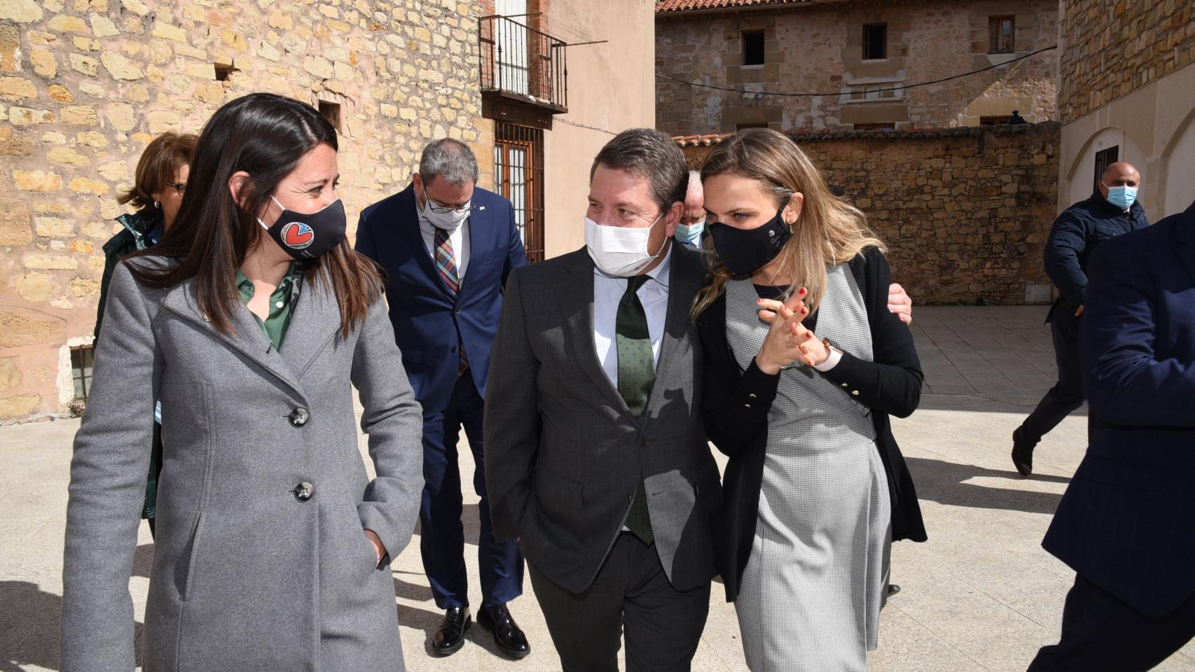 García-Page abraza a la alcaldesa de Sigüenza (Guadalajara) a su llegada a la ciudad. Fotos: JCCM.