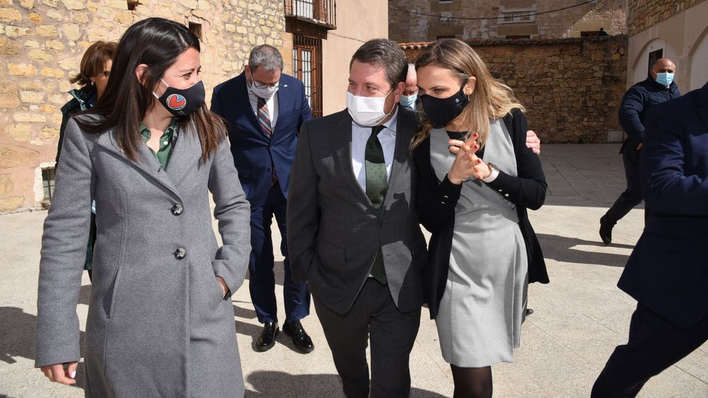 García-Page abraza a la alcaldesa de Sigüenza (Guadalajara) a su llegada a la ciudad. Fotos: JCCM.