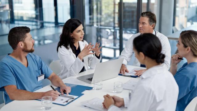 Adiós a los estereotipos en Medicina: Yo era la doctora, pero los pacientes se dirigían a mis residentes varones