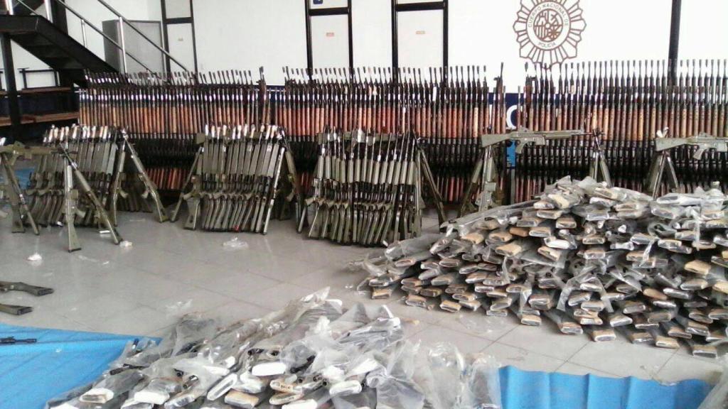 Parte de las armas incautadas por la Policía Nacional en el taller de Cantábrico Militaria, en Getxo (Vizcaya).