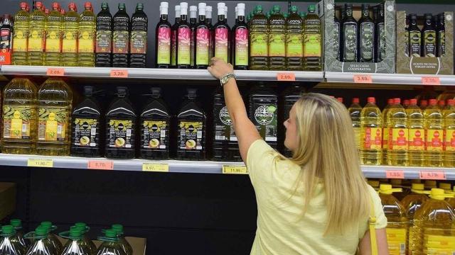 Eroski y Mercadona limitan la venta de aceite para evitar el desabastecimiento por la guerra en Ucrania