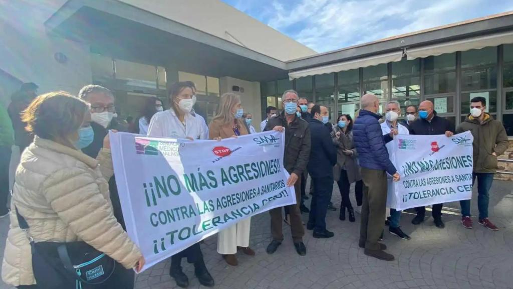 Concentración en contra de una agresión a un sanitario en un centro de salud de Málaga.