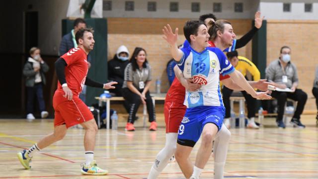 Zapico intenta librarse de la marca del rival.