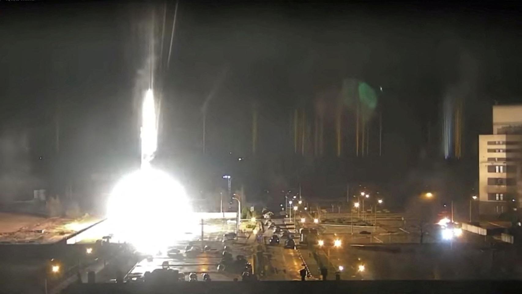 Momento del bombardeo ruso sobre la central nuclear de Zaporiyia, la mayor de Europa, en Ucrania.