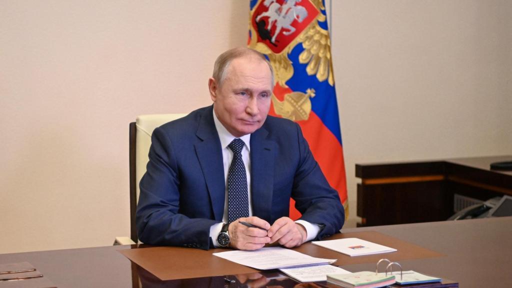 Vladímir Putin, este viernes, asistiendo a la ceremonia de izar la bandera en un barco ruso.