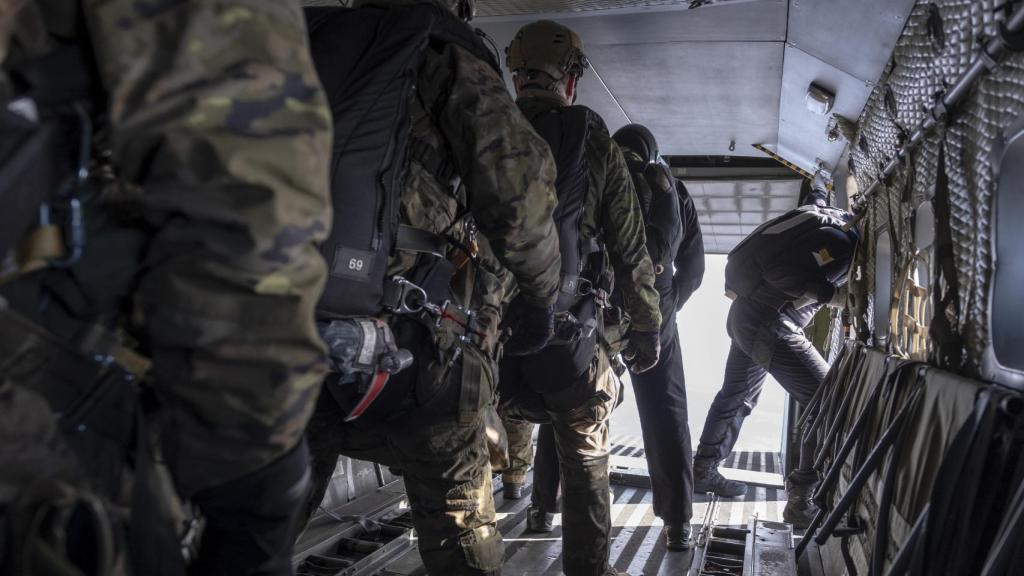Paracaidistas del Ejército de Tierra español preparados para saltar.