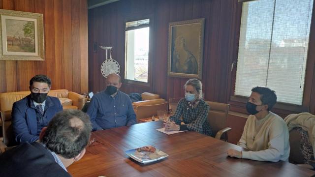 La familia de Diego Bello, junto a su abogado, mantienen una reunión con la Valedora do Pobo en noviembre de 2021.