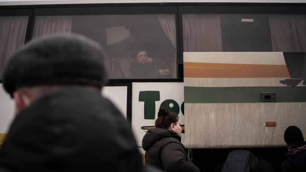 Una pareja se despide en la estación de autobuses. Él se queda obligado por si le llaman a combatir.