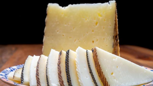 Un plato con distintos trocitos de queso.