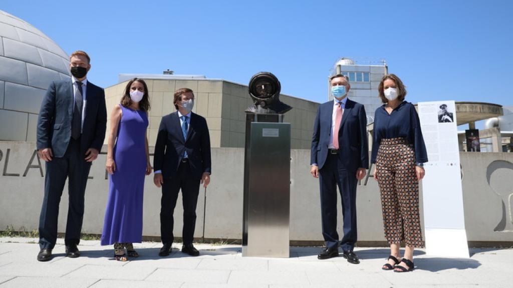 Inauguración del busto de Yuri Gagarin. Asisten José Luis Martínez-Almeida, Andrea Levy y el  embajador de Rusia, Yuri Korchagin