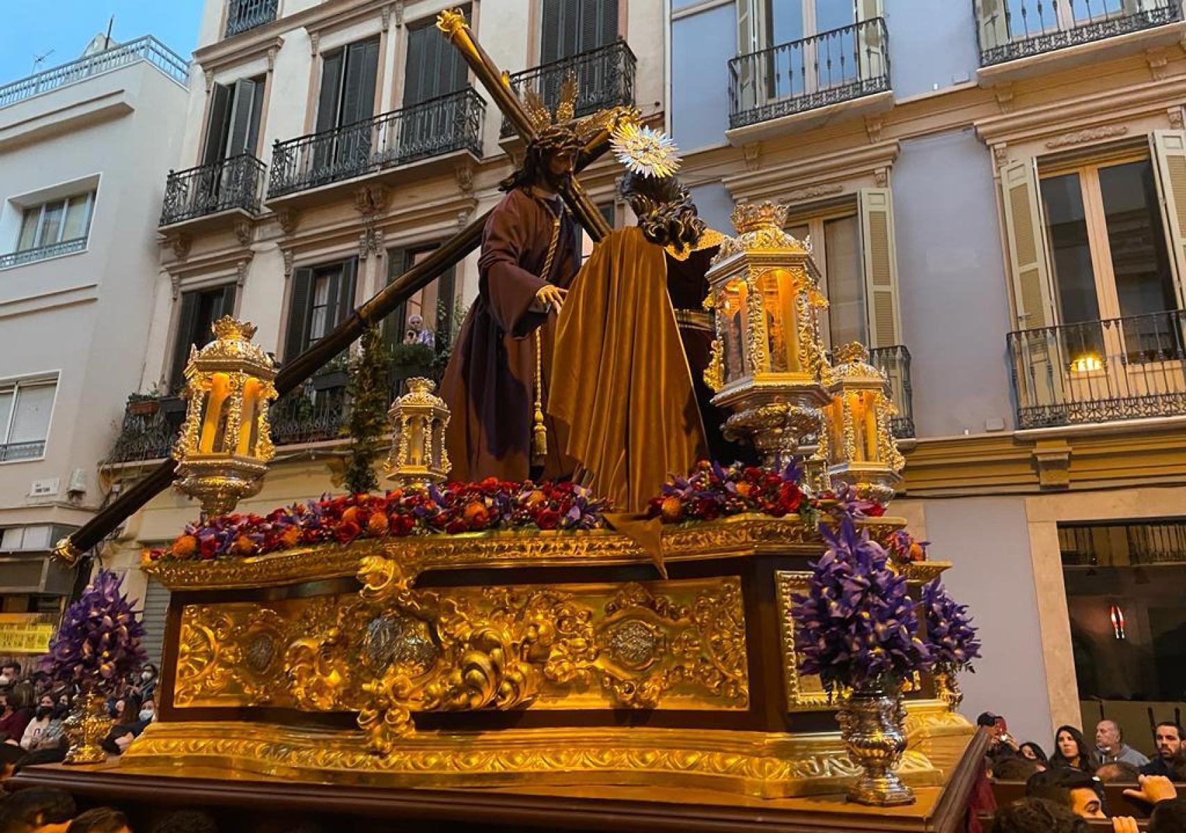 El Vía-crucis extraordinario continúa.