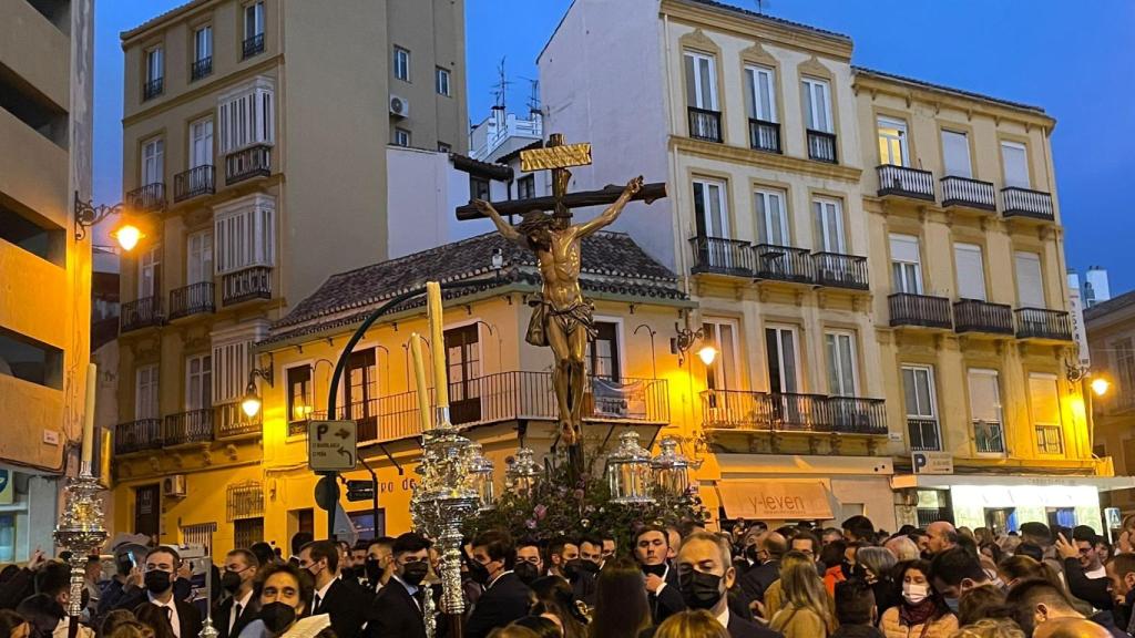 El Vía-crucis ha continuado a pesar de la leve lluvia.