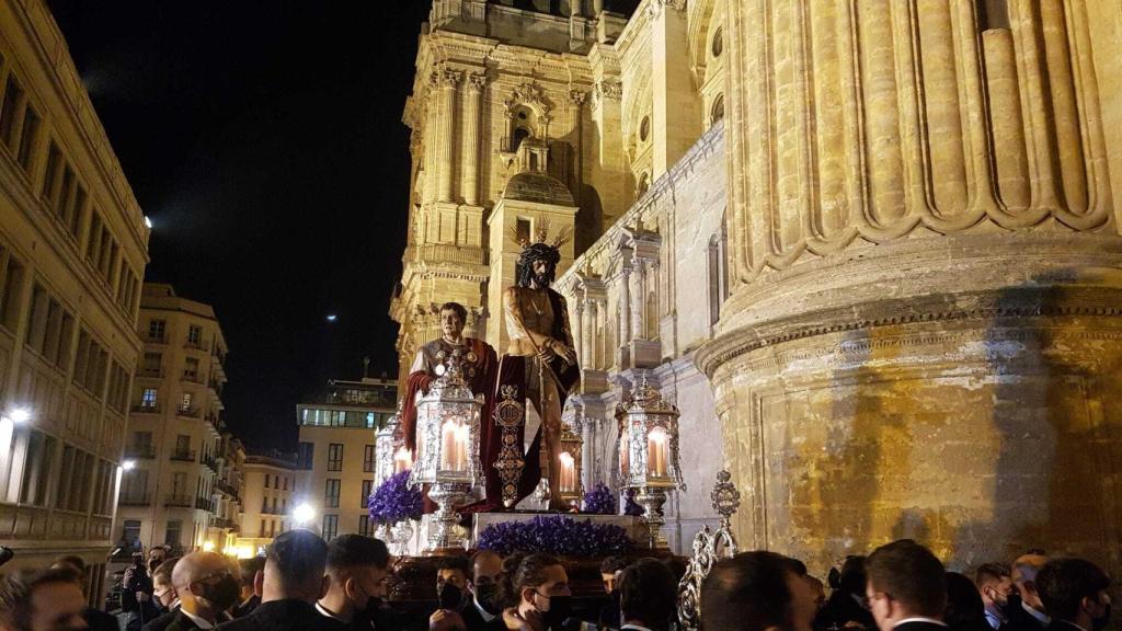 Imagen del Vía-crucis de noche.