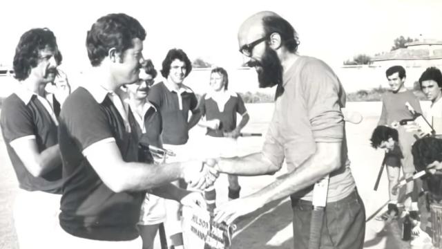 Antonio Escarré, derecha, intercambiando obsequios con el capitán del equipo Hilson Park.