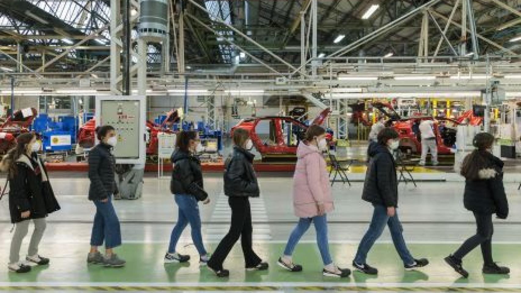 Niñas visitando Renault