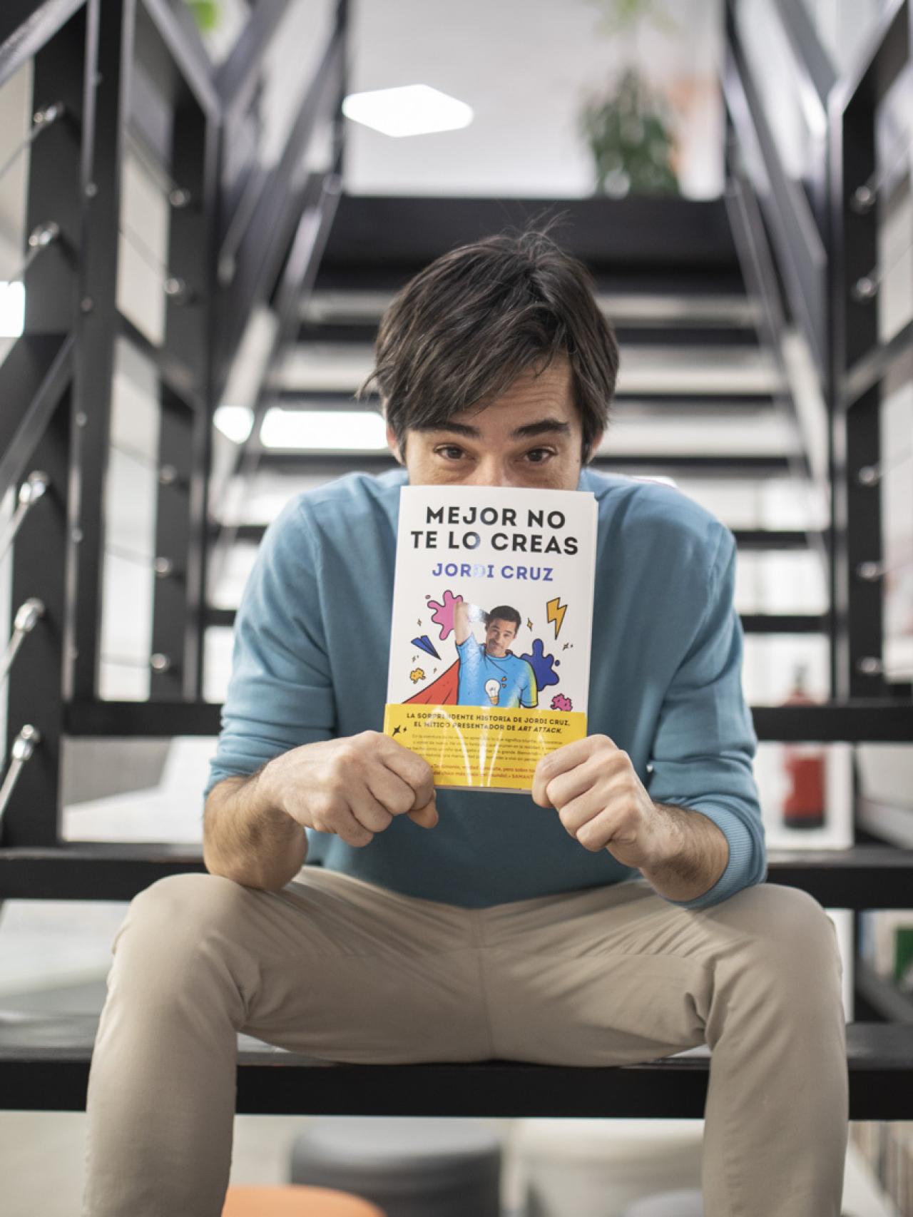 Jordi jugaba a presentar sus propios programas en su habitación.