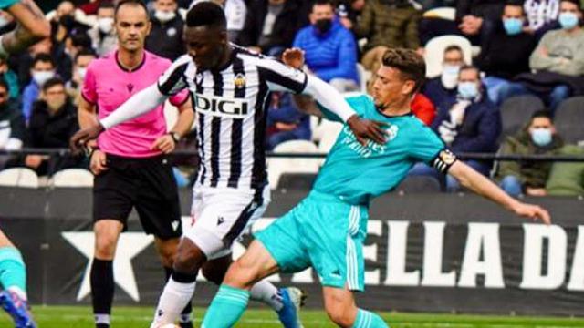 Antonio Blanco trata de parar a Koné.