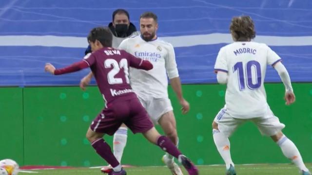Penalti de Dani Carvajal sobre David Silva