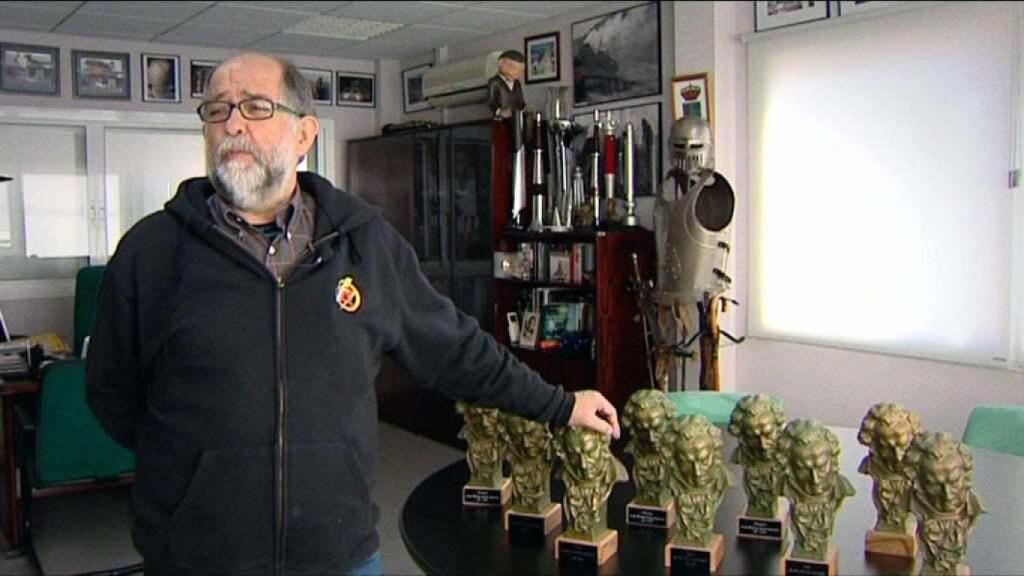 Reyes Abades, junto a las nueve estatuillas de los Goya por efectos especiales que ha recibido.